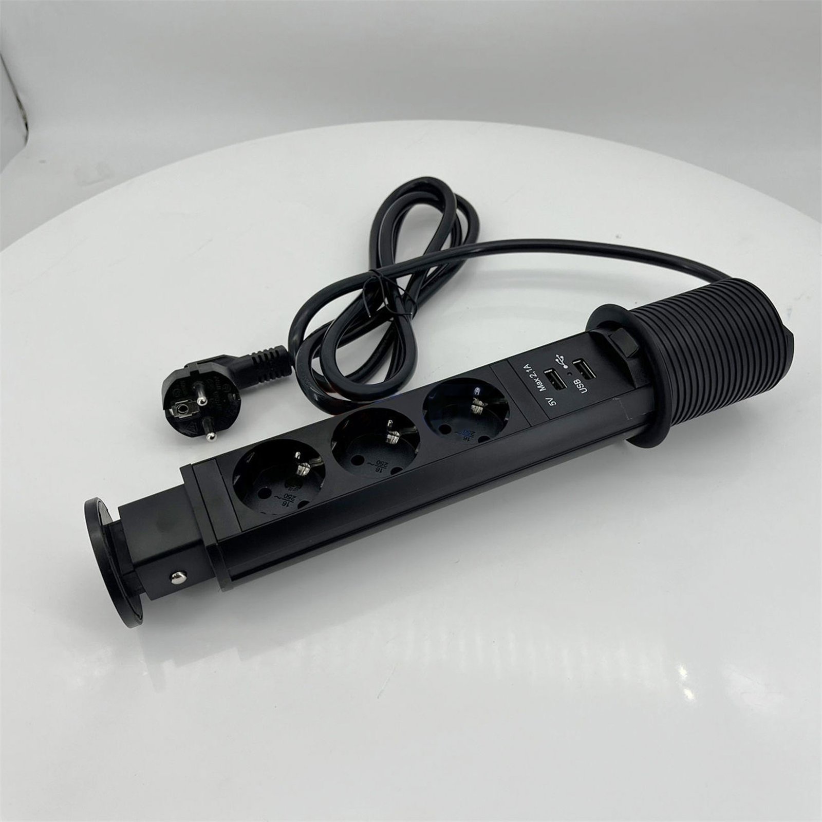 شريط طاقة قابل للسحب مع محطات شحن USB - الصورة 2